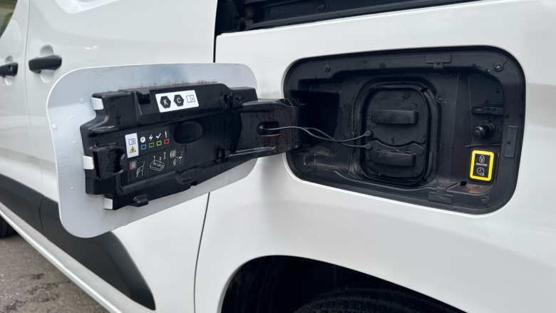 Peugeot Partner E-Standard 800 100kW 50kWh Professional Premium + Van Auto